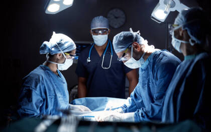 Doktor und Team führen eine Operation durch