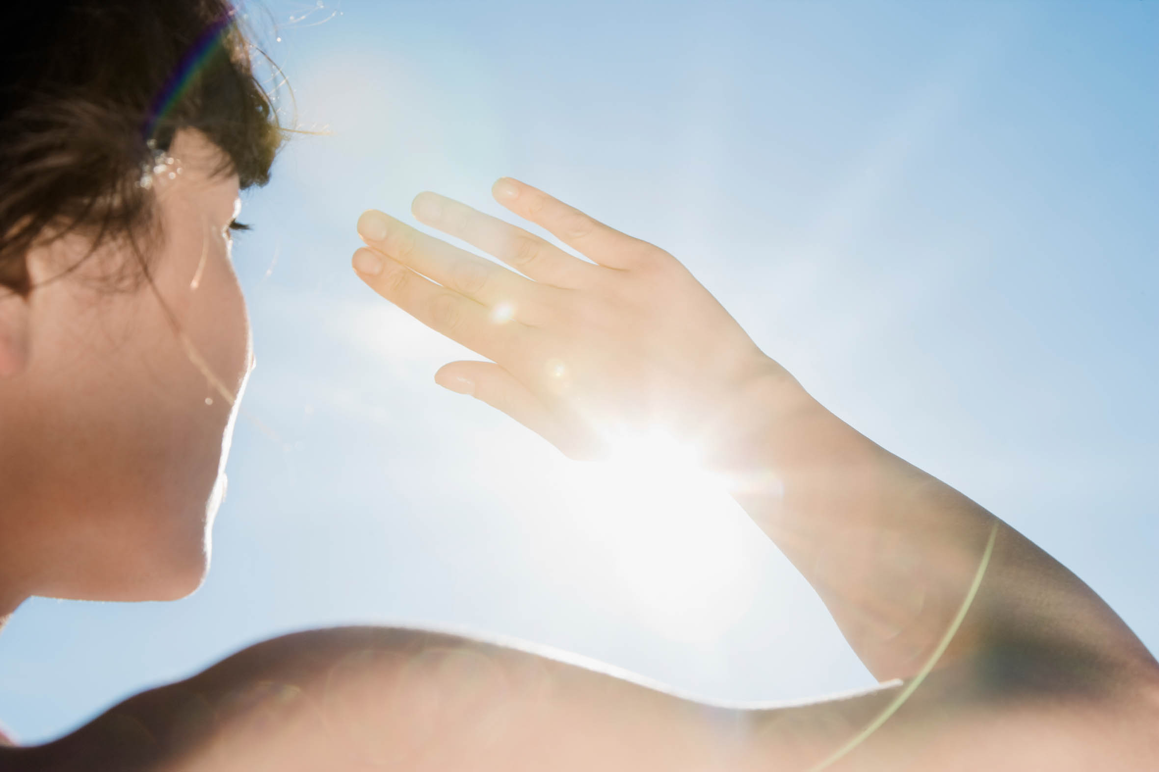 Защита лица от ультрафиолета. Воздействие УФ лучей на кожу. Прикрывает лицо рукой от солнца. Солнечные лучи на коже. Воздействие солнечных лучей.