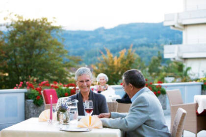 wohnstift mozart terrasse mit paar